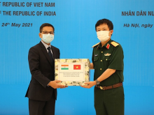 Image: Vietnamese Defense Ministry presents medical supplies to India