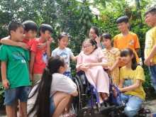 Image: Vietnamese woman with ‘brittle bone’ disease offers free classes to disadvantaged youths