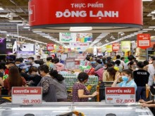 Image: Saigonese flock to supermarkets to stock for social distancing