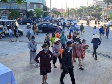 Image: Sam Son “reverses”: Tourists flocked in, the ken-beach was packed with people