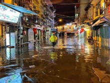 Image: Sudden downpour hits Hanoi streets