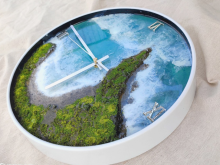 Image: In photo and video Lifelike clock paintings made of glue sand and stone