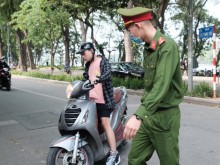 Image: Hanoi police impose $129,700 fines on maskless people since beginning of May