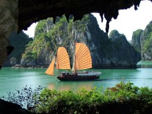 Image: Travel to Ha Long Bright and Dark Cave to admire the beautiful scenery and enjoy the experience