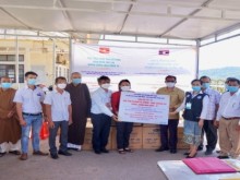Image: Thua Thien Hue Friendship Union aids medical supplies to help Lao Sekong and Salavan provinces