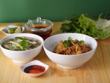 Image: Strange dry noodle dish “order 1 get 2”, customers slurping in Gia Lai