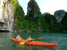Image: Kayaking experience in Ha Long is super fun and experiential