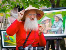 Image: French Santa Claus Loves Photographing Hoi An