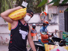Image: Foreigner in Vietnam Distributes Food to People in Need Amid Covid 19