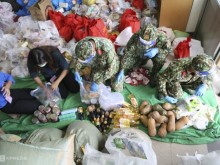 Image: Vietnam News Today August 24 Soldiers Supply Food to Ho Chi City Needy Citizens