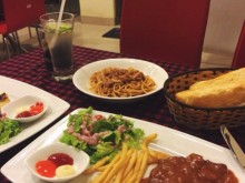 Image: 10 places to eat beefsteak at super affordable prices for “meat-loving” sisters in Hanoi