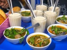 Image: Popular bean milk warms the stomach at night in Da Lat