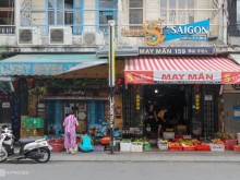Image: Bars and restaurants on Bui Vien pedestrian Street sell vegetables