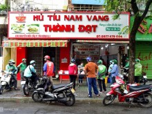 Image: Queuing to buy food, get a haircut on the first day of Ho Chi Minh City ‘opening’