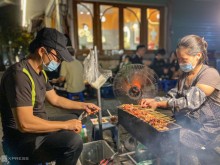 Image: Barbecue shop sells more than 1,000 skewers a session