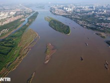 Image: Unspoiled Red River mudflats without human footprints in Hanoi