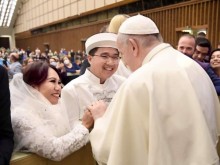 Image: Vietnamese tourists are blessed by Pope in the Vatican