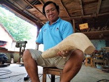 Image: One-armed man’s “unique” utensils from bamboo roots
