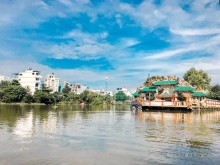 Image: The 300-year-old temple “floats” in the middle of the Saigon River, customers queue up to wait for the ferry to find the “mysterious” history