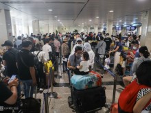 Image: Tan Son Nhat Airport is crowded with people returning home