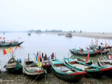 Image: Fishermen get chiseled fish season