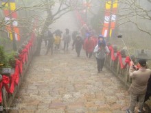 Image: Thousands of people travel to Yen Tu spring