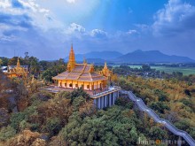 Image: Admire the beautiful temple of Phnom Pi Tri Ton with a golden roof and white walls in An Giang