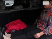 Image: A son lets his elderly mother sit in the trunk of a car, the new reason is really surprising