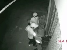 Image: The group of thieves dared to break the lock and break in at 4am, the owner checked the camera and was still shocked