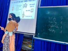 Image: The teacher just held the sleeping child in her arms while teaching directly