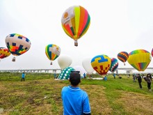Image: Dozens of hot air balloons fly over Hanoi