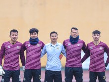 Image: Goalkeeper coach Nguyen The Anh wears gloves and rolls with Hanoi gamers