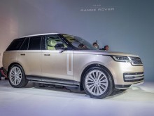 Image: Vary Rover 2022 formally launched in Vietnam, in contrast with Mercedes-AMG G63