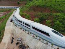 Image: A high-speed train-shaped hotel appeared in Vietnam, located near the world’s longest pedestrian glass bridge