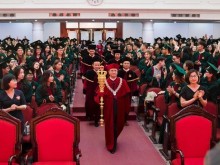 Image: The case of the principal carrying a velvet shirt holding the scepter on the commencement ceremony: Report required