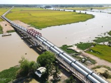 Image: Steel pipes carry water across the Vam Co Dong River