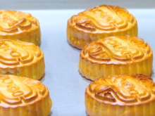 Image: Close-up of the process of gilding super luxurious moon cakes in Hanoi