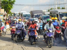 Image: People rush back to Saigon soon