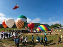 Image: Thousands of tourists watch hot air balloons in the mountain country