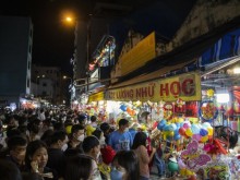 Image: Bustling Saigon Lantern Street