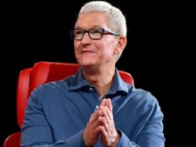 Image: Tim Cook dinner suggests ‘purchase your mother an iPhone’ after complaining about video high quality