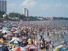 Image: Vung Tau beach is crowded with people on National Day