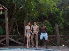 Image: Foreign boys like to swim in waterfalls, eat Vietnamese Bun Cha