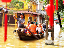 Image: Make millions every day by carrying tourists to visit the old town in flood season