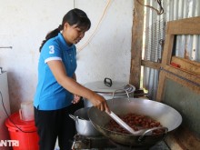 Image: “0 dong rice cooker” female village head for poor students