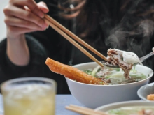 Image: A famous food program in Korea affirmed that “roadside pho is always the best” when enjoying this dish on the sidewalk