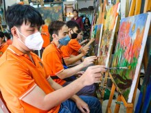 Image: Drawing class without sound in Ho Chi Minh City
