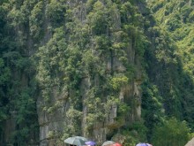 Image: Foreign tourists marvel at the scene of foot boating and cake and sweets being sold on the river in Ninh Binh