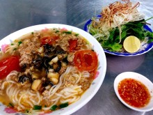 Image: Northern-style vermicelli is crowded in the middle of Saigon