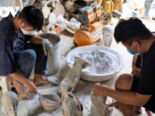 Image: See firsthand the production of the “Golden Cup” World Cup 2022 in Bat Trang pottery village